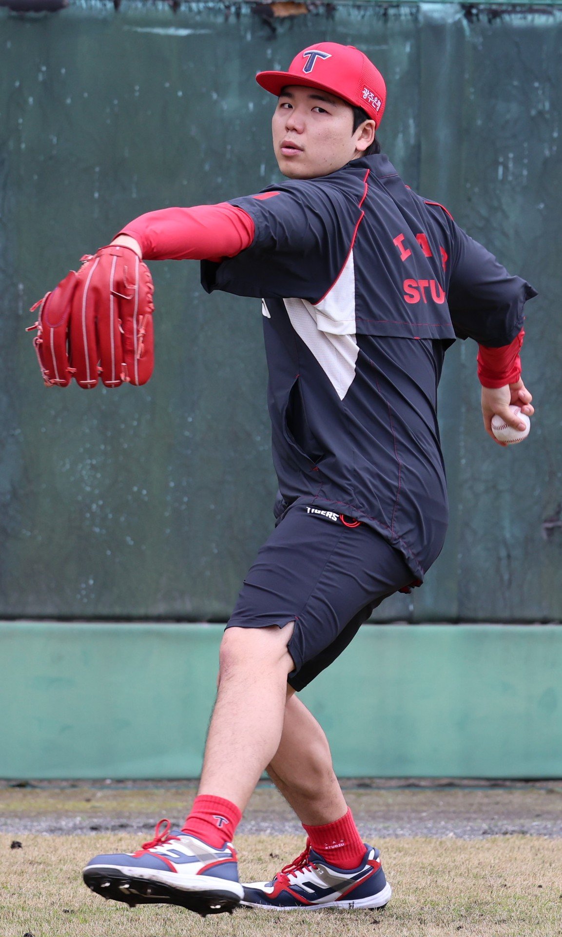 KIA 황동하는 교통사고 후유증의 핑계를 대지 않기로 했다. 남다른 각오로 2026시즌 선발진의 한자리를 따내겠다는 각오다. 사진제공|KIA 타이거즈