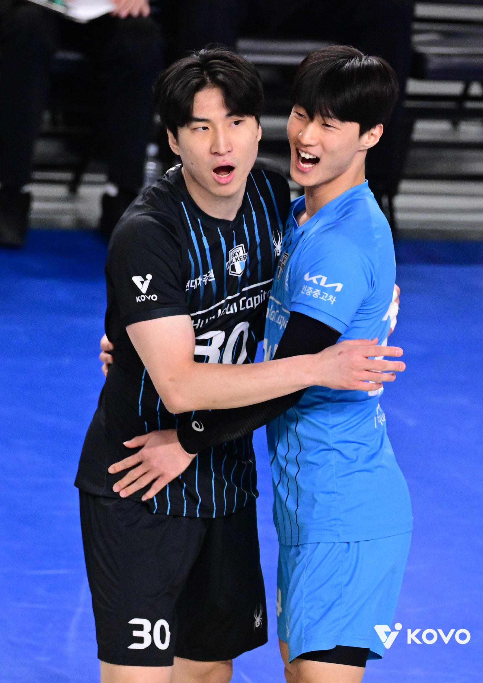 현대캐피탈 리베로 임성하(오른쪽)가 1일 천안 유관순체육관서 열린 OK저축은행과 홈경기서 팀이 세트 스코어 3-0 완승을 거두자 신호진과 함께 환하게 웃고 있다. 사진제공│KOVO