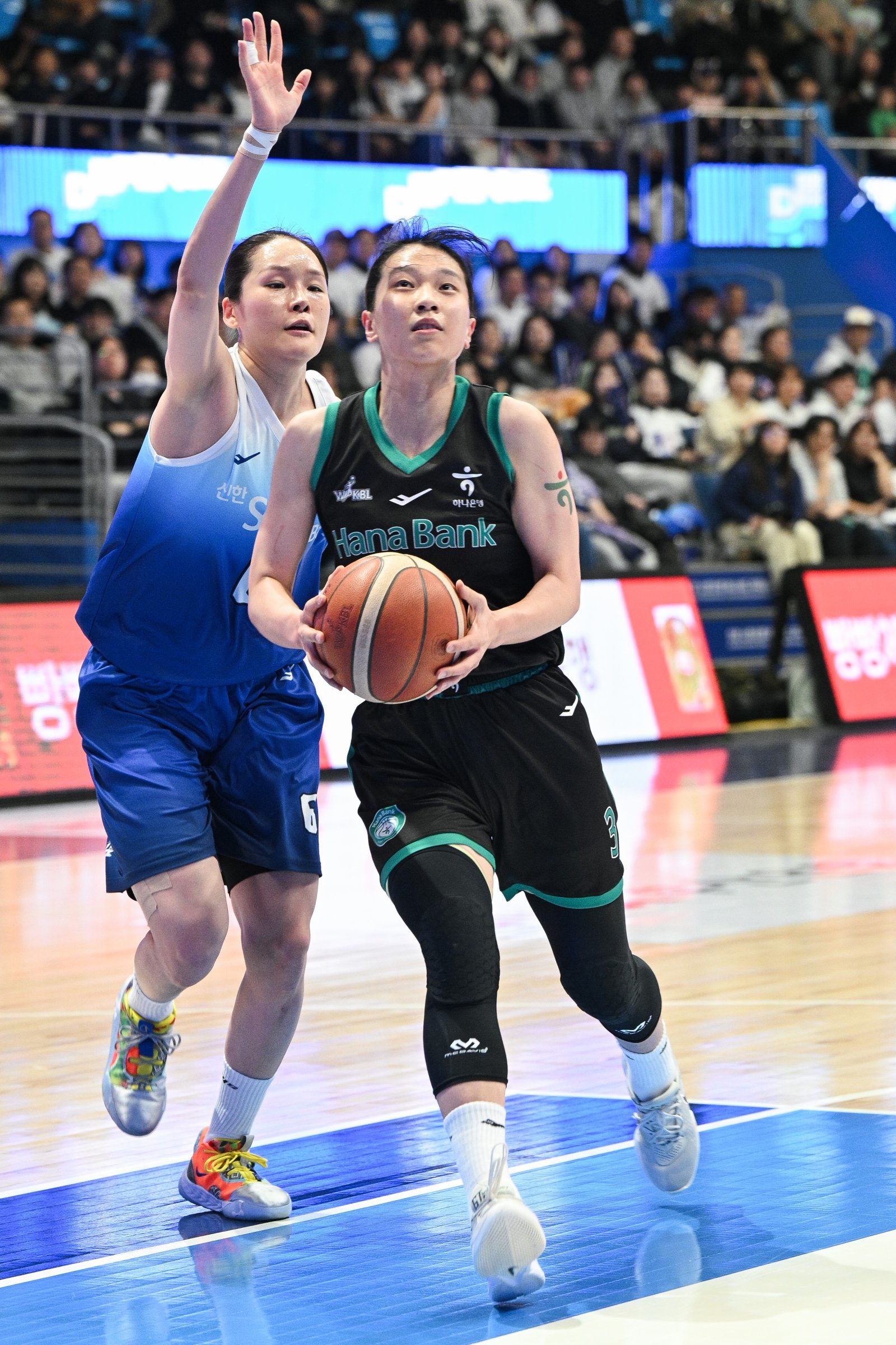 하나은행 정현(오른쪽)이 1일 인천 도원체육관서 열린 신한은행전서 슛을 시도하고 있다. 사진제공｜WKBL