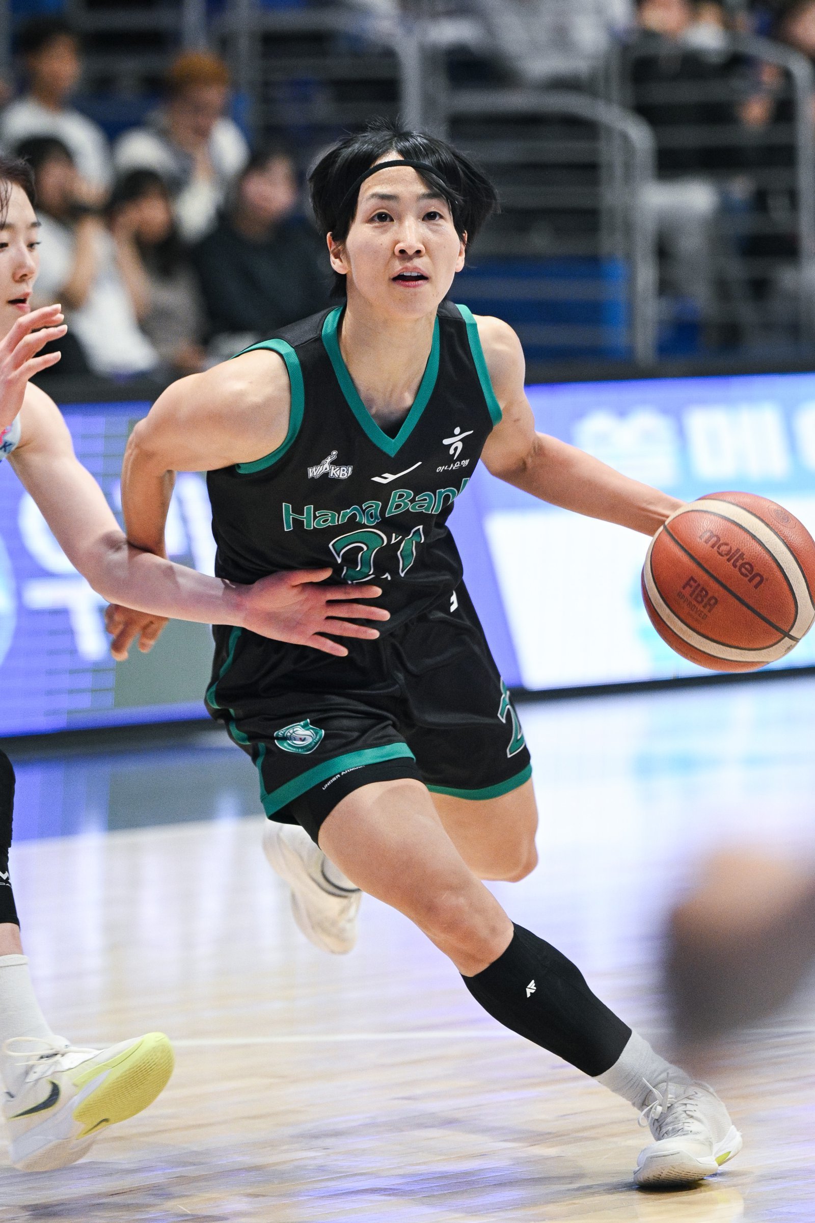 하나은행 이이지마 사키가 1일 인천 도원체육관서 열린 신한은행전서 골밑 돌파를 시도하고 있다. 사진제공｜WKBL