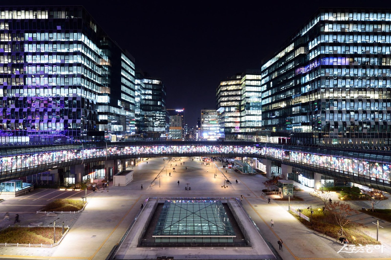 성남시 첨단산업 기업 사무실 불빛으로 밝아진 판교테크노밸리의 야경.  사진제공ㅣ성남시 