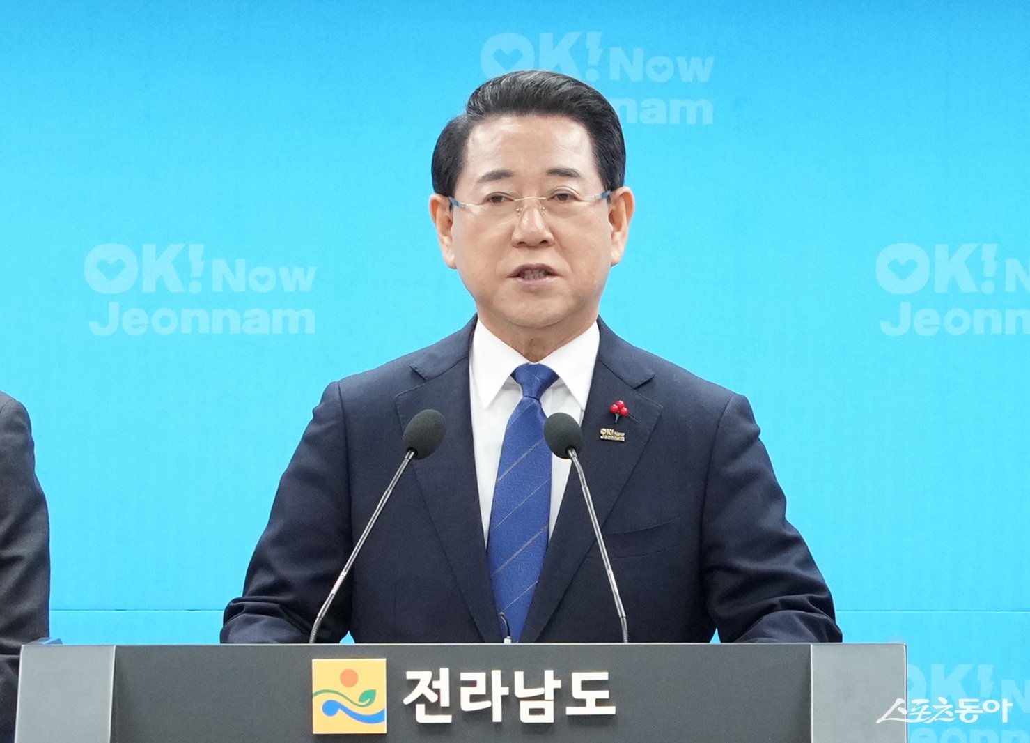 김영록 전라남도지사가 2일 오전 도청 브리핑룸에서 전남·광주 반도체 3축 클러스터 구축 비전을 발표하고 있다. 사진제공=전남도