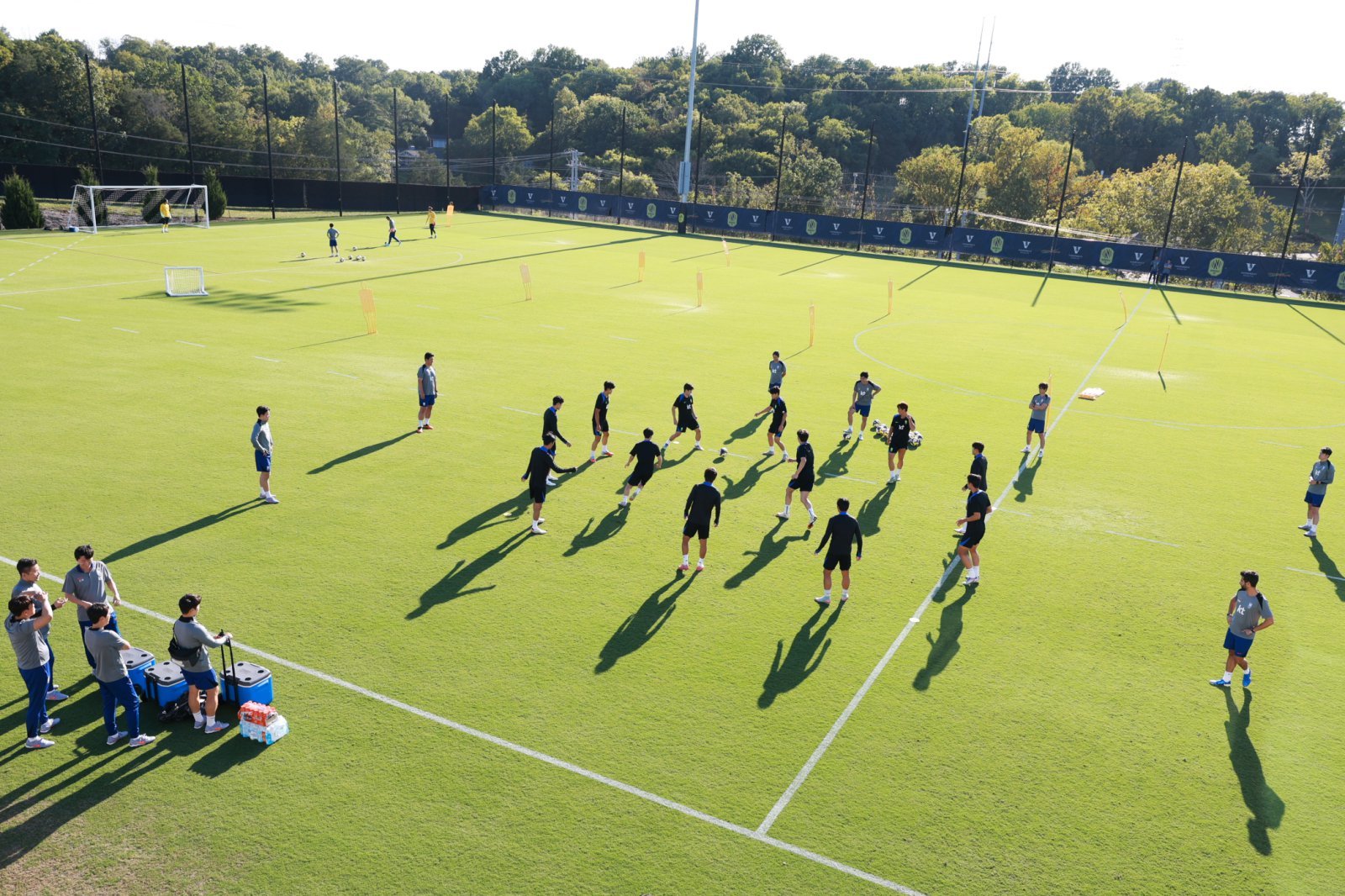 축구대표팀의 최대 고민 중 하나가 팀 사이클 관리다. 2026북중미월드컵을 가장 빨리 시작하지만 해외파의 합류 시기가 유동적이라 걱정스럽다. 지난해 9월 미국 원정 A매치를 준비하는 대표팀. 사진제공|대한축구협회