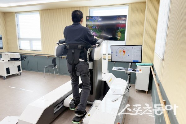 청송군보건의료원이 지체 및 뇌병변장애인을 대상으로 로봇재활운동실을 운영하고 있다. 사진제공 ㅣ 청송군