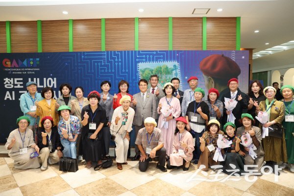 지난해 ‘청도 시니어 AI 그림 전시회’ 참가자들이 기념 촬영하고 있다. 사진제공 ㅣ 청도군