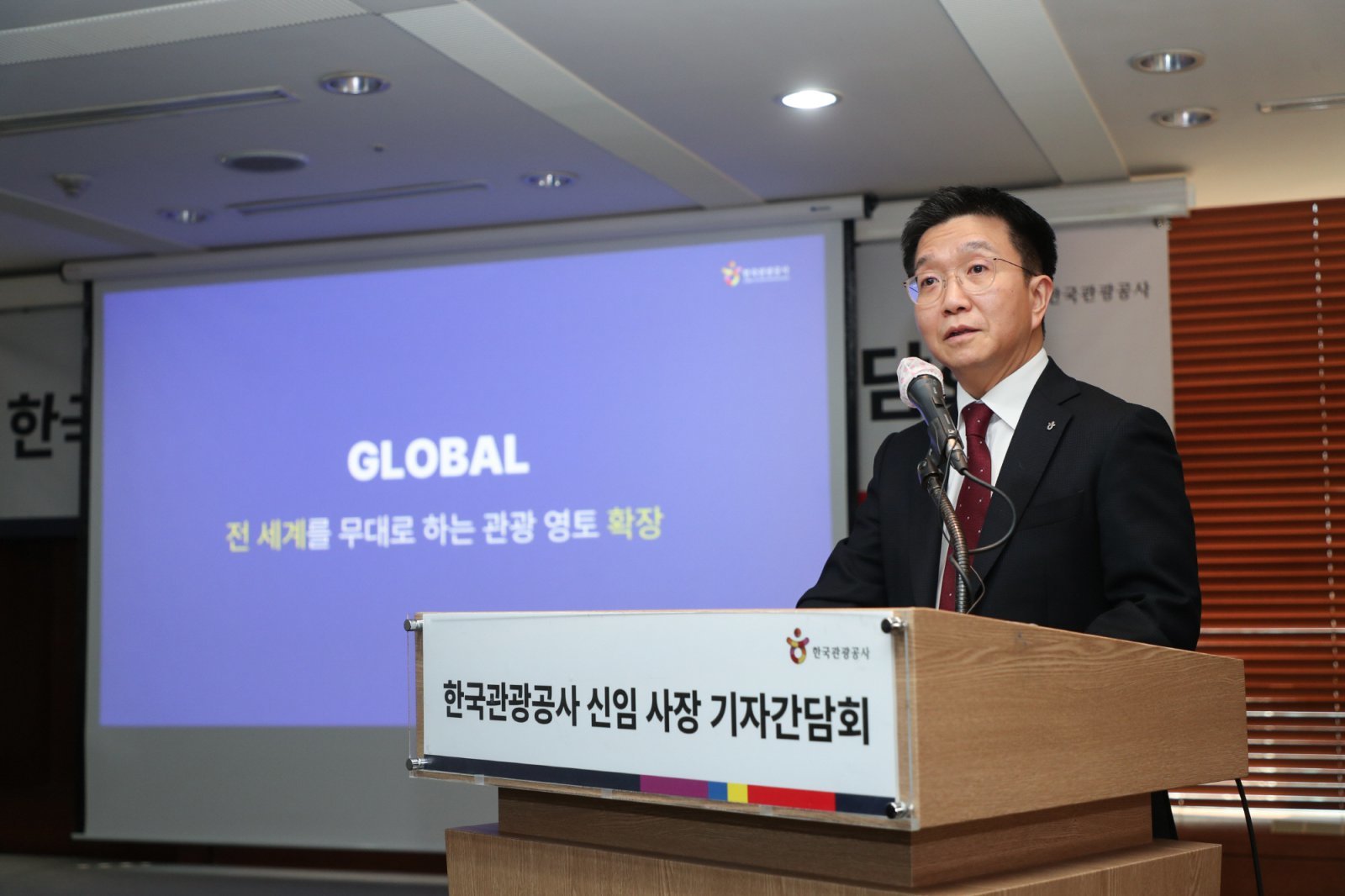 2026년 10대 대표사업을 소개하고 있는 박성혁 한국관광공사 신임 사장           사진제공 ｜ 한국관광공사