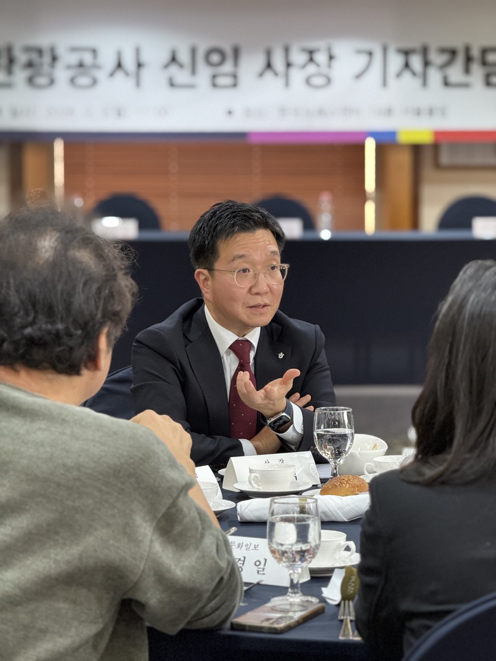 간담회에서 기자들과 대화하고 있는 박성혁 사장