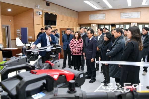 영주시가 주관사에서 온디바이스 AI기술이 탑재된 드론을 설명하고 있는 모습. 사진제공ㅣ영주시