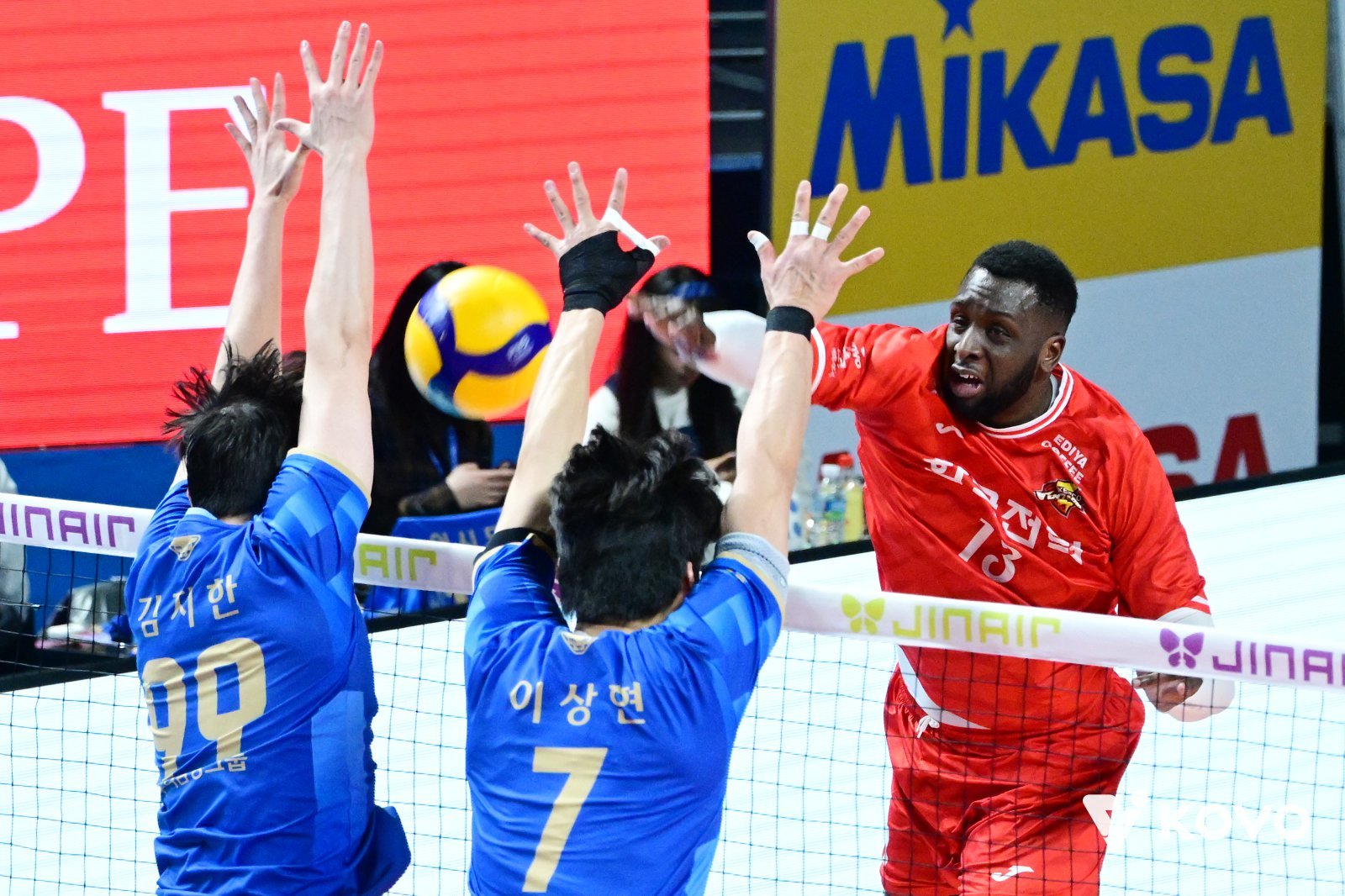 한국전력 베논(오른쪽)이 2일 장충체육관에서 열린 우리카드와 원정경기 도중 상대 블로킹을 앞에 두고 스파이크를 하고 있다. 사진제공|KOVO