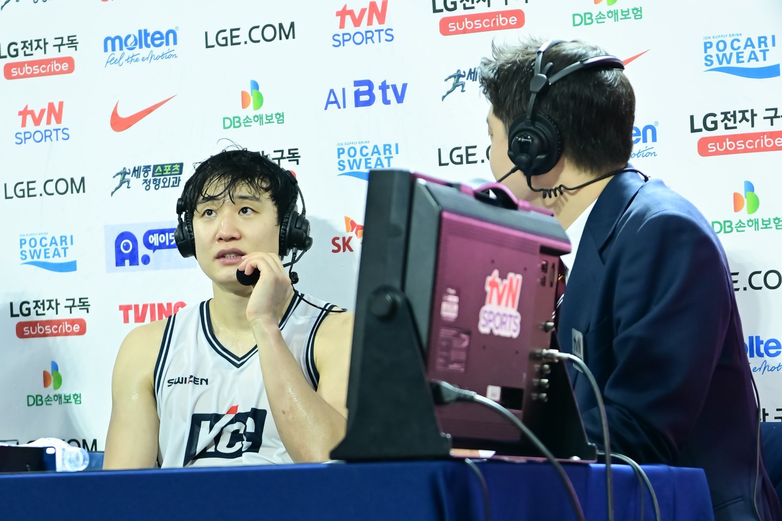 KCC 허웅(가운데)이 2일 잠실학생체육관에서 열린 SK전에서 국내 선수 역대 3위인 51점·3점슛 14개를 기록하며 승리를 이끈 뒤 인터뷰를 하고 있다. 사진제공|KCC