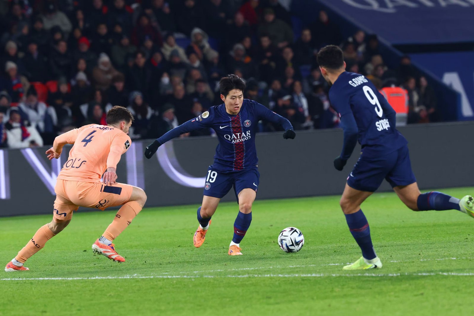 프랑스 매체 레퀴프는 2일(한국시간) “이강인은 스트라스부르전에서 후반 함께 교체 투입된 우스만 뎀벨레, 데지레 두에(이상 프랑스)보다 훨씬 나은 경기력을 보여줬다. 후반 15분 투입돼 30분가량을 뛰었지만, 더 많은 시간을 소화한 두 선수보다 인상적이었다”고 평가했다. 파리｜AP뉴시스