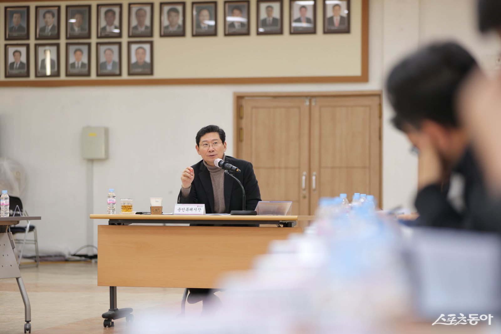 이상일 용인특례시장이 지난 2일 처인구청 대회의실에서 간부 공무원 회의를 열고, 현안에 대해 논의하고 있다. 사진제공｜용인시
