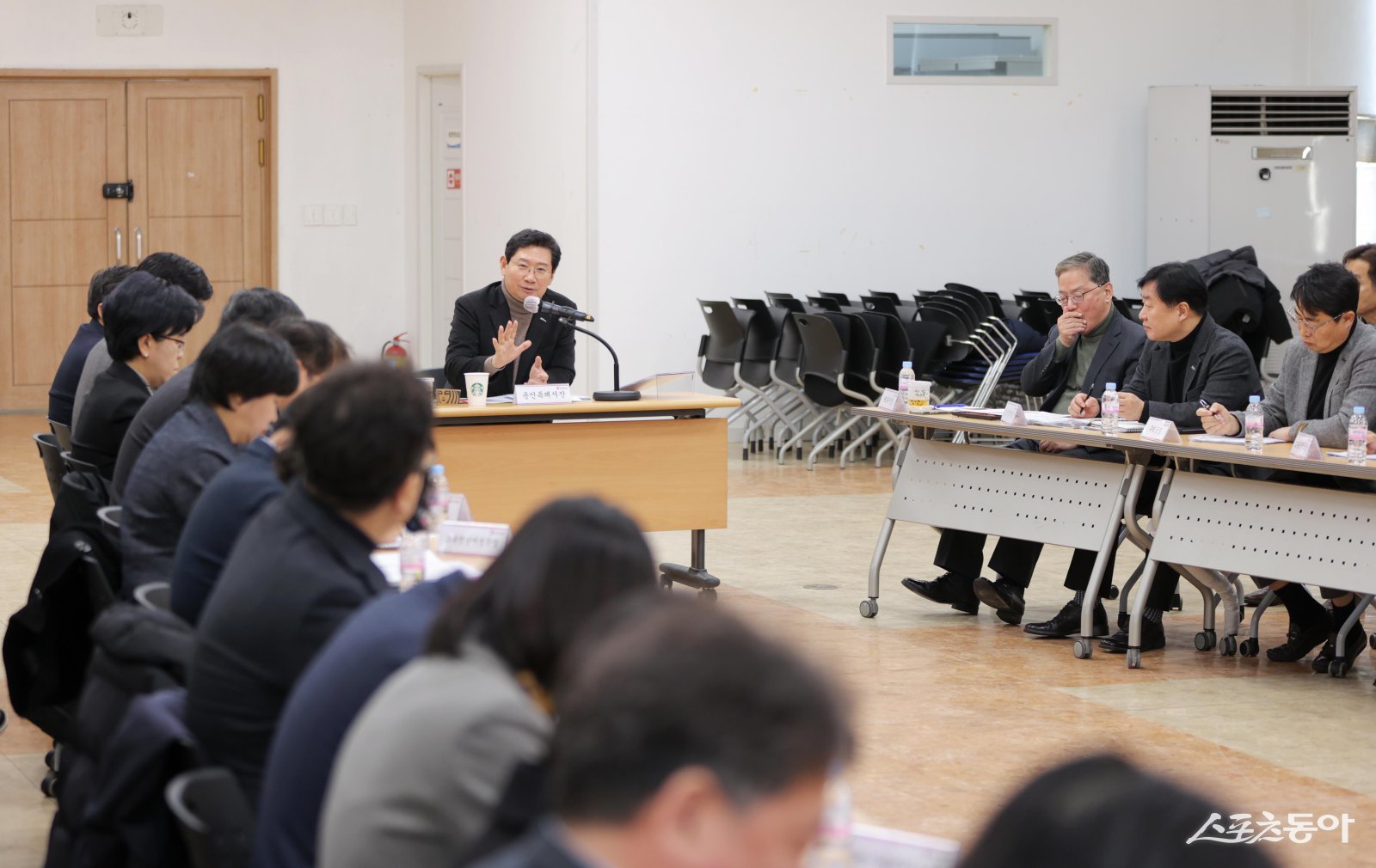 이상일 용인특례시장이 지난 2일 처인구청 대회의실에서 간부 공무원 회의를 열고, 현안에 대해 논의하고 있다. 사진제공｜용인시