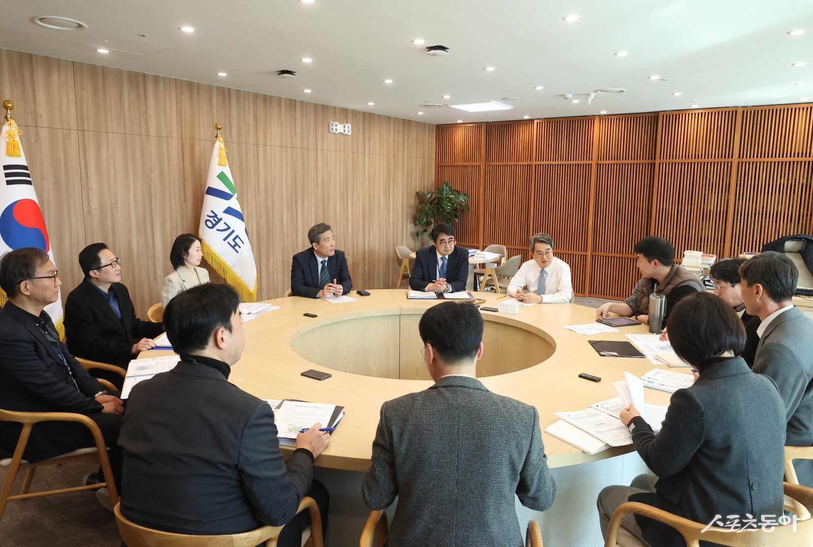 김동연 경기도지사는 지난 2일 도청 집무실에서 ‘수도권 과밀억제권역 자족기능 확충 전략회의’를 열고, 국토교통부가 마련한 ‘공업지역 대체지정 운영지침(가칭)’ 시행에 따른 후속 대응 방안을 논의했다. 사진제공｜경기도