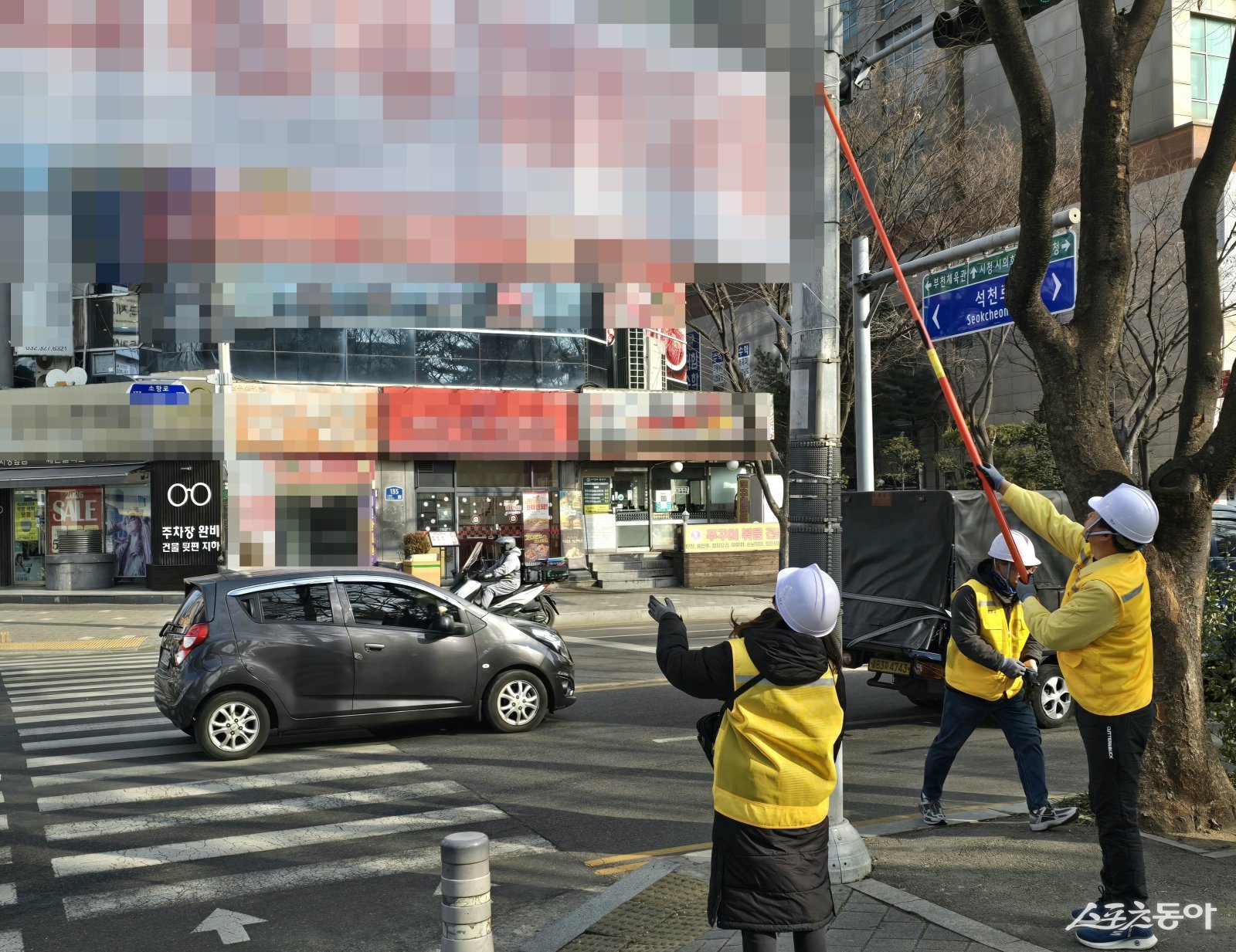 부천시가 관내에 게시된 혐오·비방성 내용의 금지광고물과 현수막에 대한 본격적인 정비에 나섰다(불법 현수막 철거 현장 모습). 사진제공｜부천시