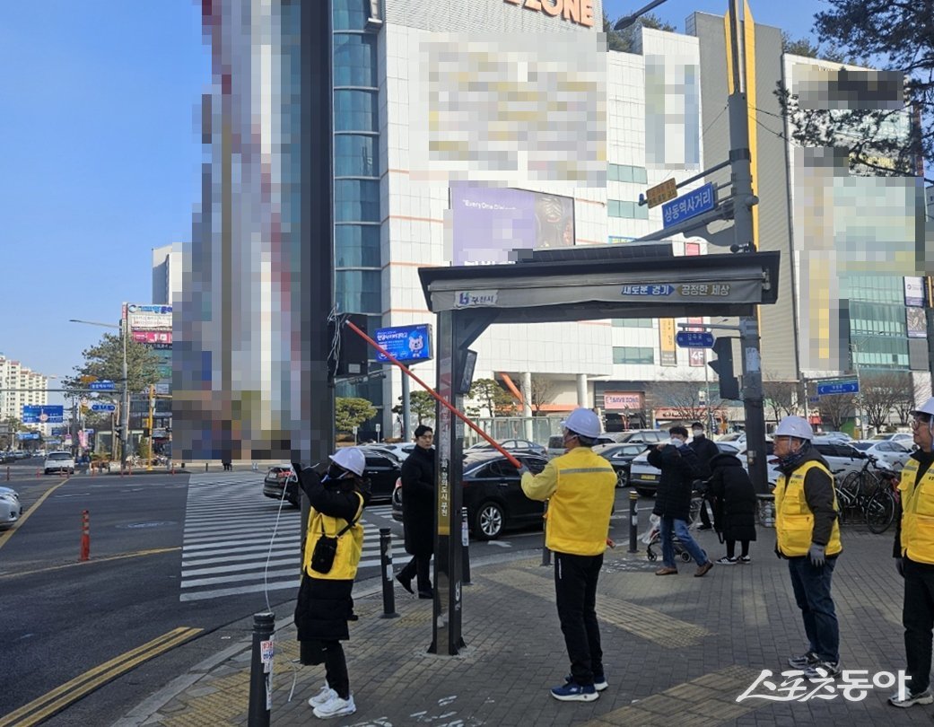 부천시가 관내에 게시된 혐오·비방성 내용의 금지광고물과 현수막에 대한 본격적인 정비에 나섰다(불법 현수막 철거 현장 모습). 사진제공｜부천시