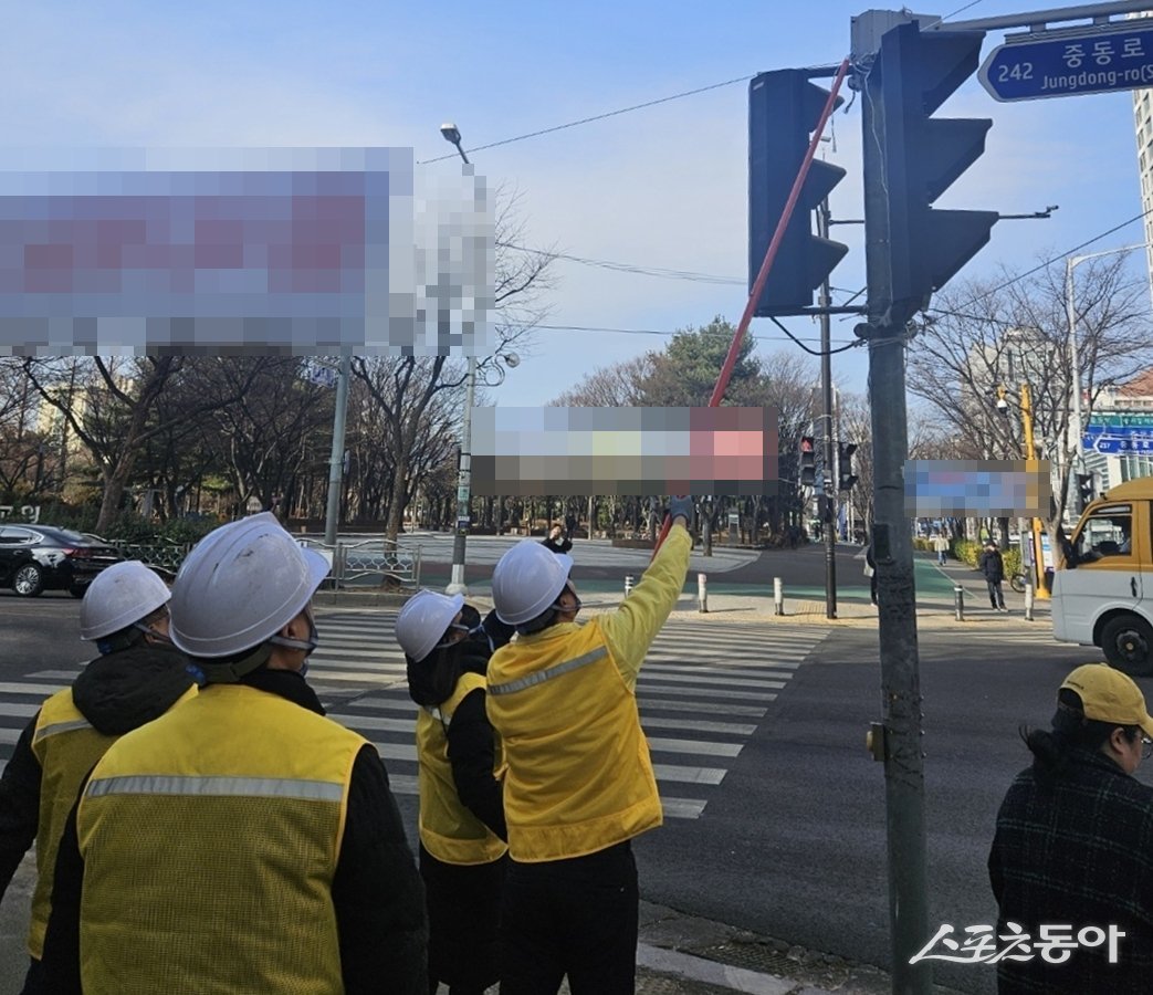 부천시가 관내에 게시된 혐오·비방성 내용의 금지광고물과 현수막에 대한 본격적인 정비에 나섰다(불법 현수막 철거 현장 모습). 사진제공｜부천시