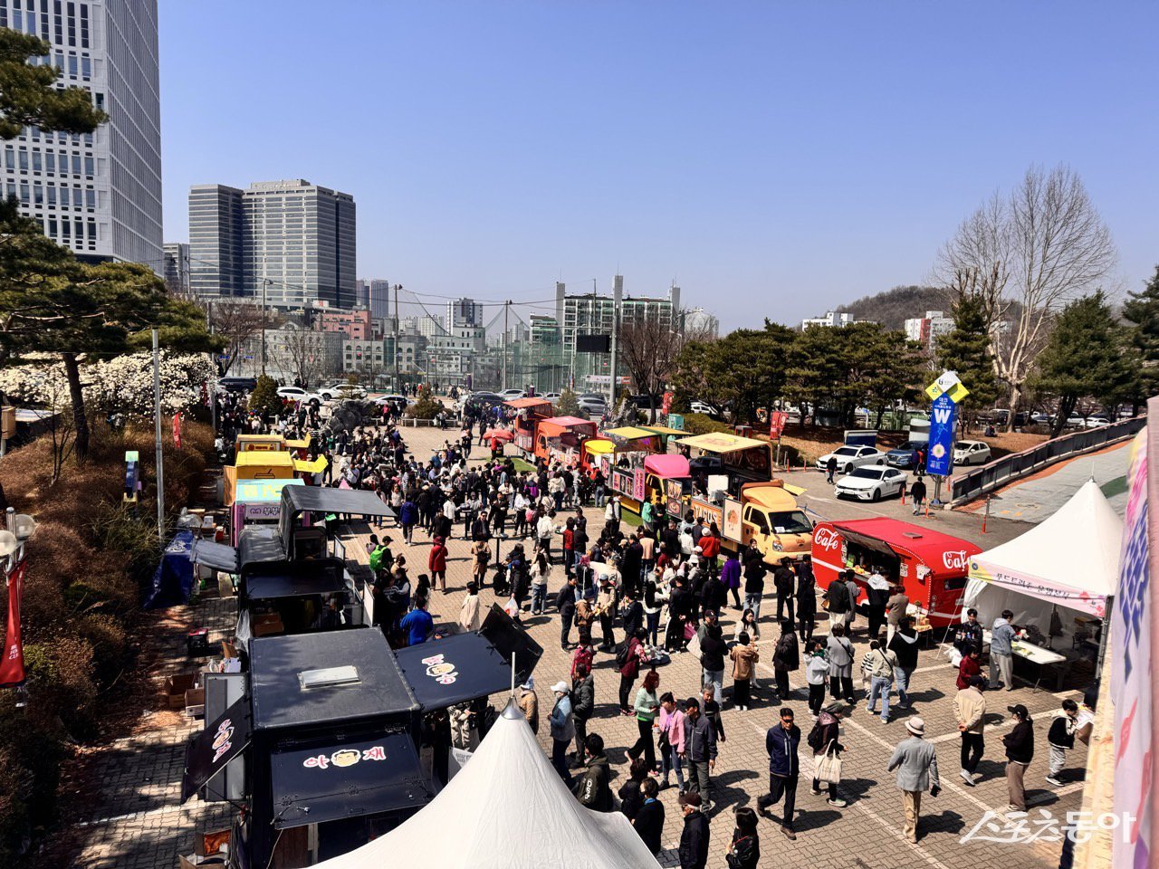 부천시는 2월 2일부터 12일까지 ‘부천페스타 봄꽃여행’과 연계해 운영되는 ‘위조이 푸드존’에 참여할 푸드트럭 10대를 모집한다(2025년 부천페스타-봄꽃여행 푸드트럭존 모습). 사진제공｜부천시