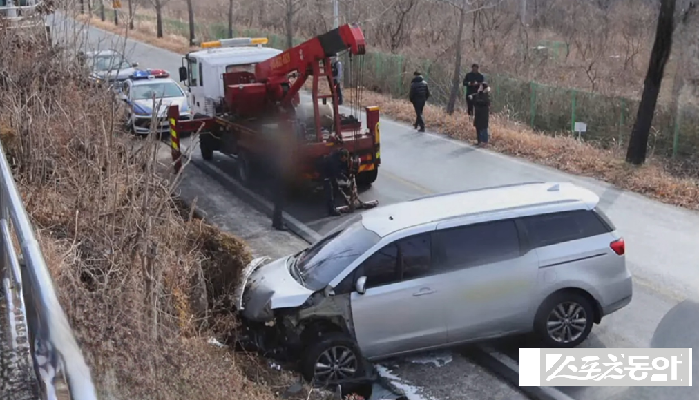 순천시 상사면에서 노인복지센터 차량이 눈길에 미끄러져 도로 옆 배수로에  빠져 사고 수습을 하고 있다. 사진제공｜독자제공