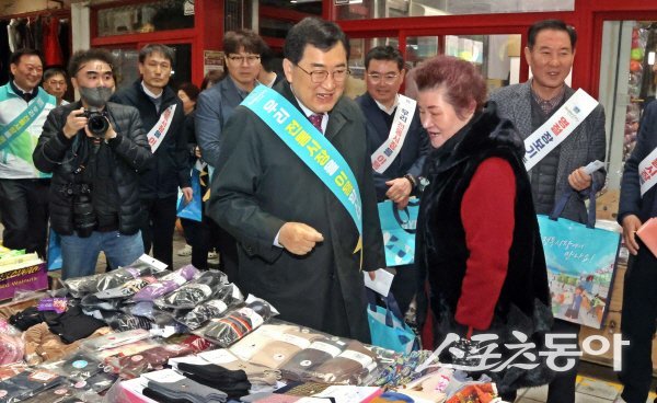 주낙영 경주시장이 설 명절을 앞두고 전통시장을 방문하고 있다. 사진제공 ㅣ 경주시