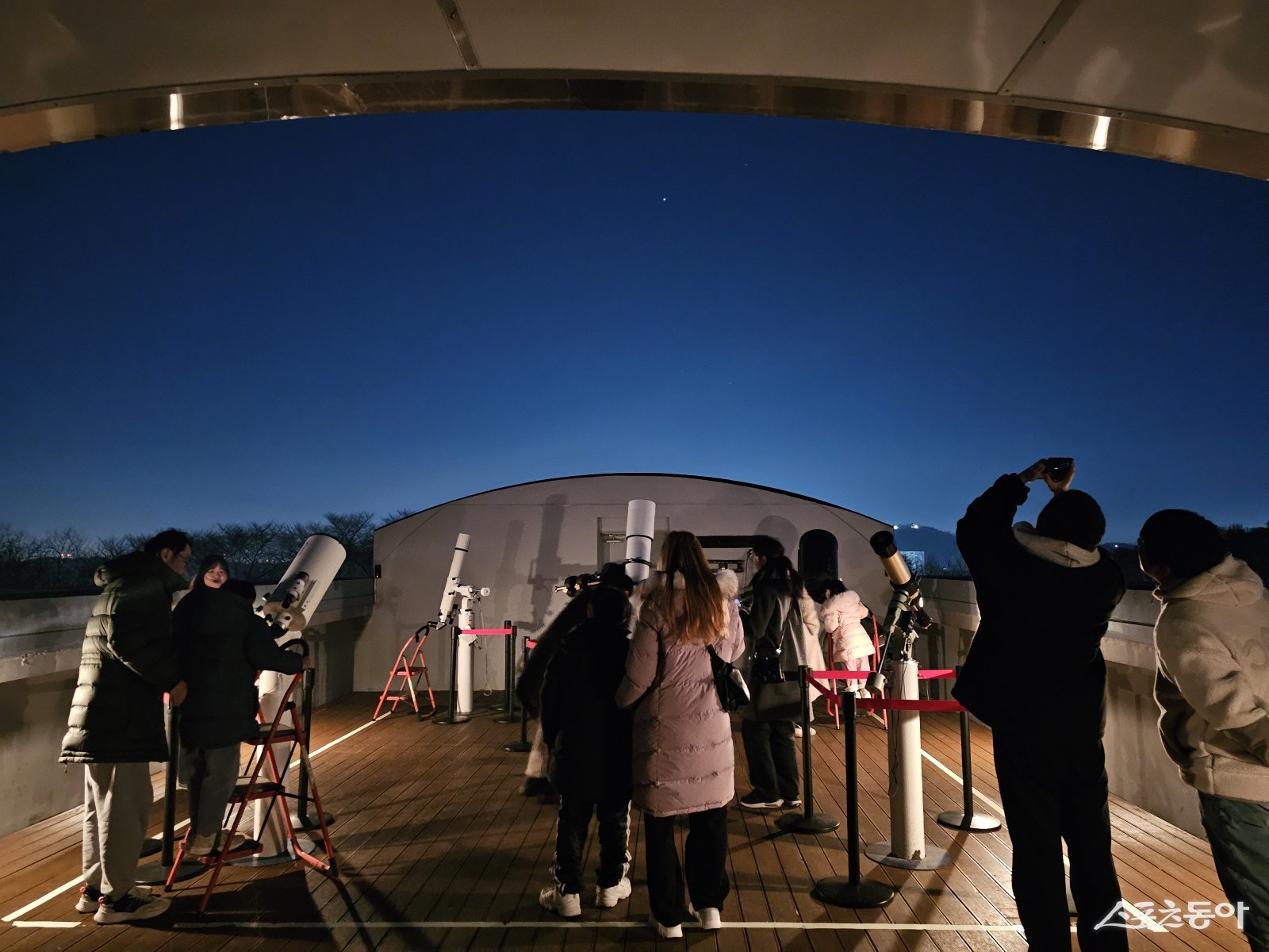 시민들이 부천천문과학관에서 천체관측을 하고 있다. 사진제공|부천시
