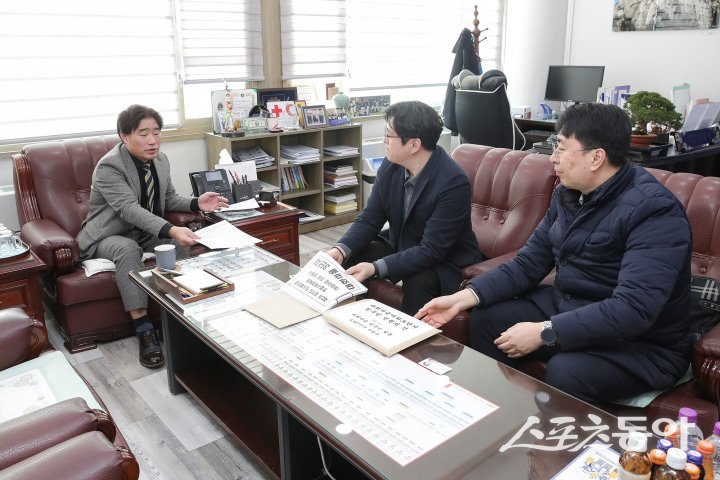 고양특례시의회 김운남 의장은 2일 의장실에서 최근 시민들로부터 접수되고 있는 생활· 교통·환경 관련 민원 사항을 점검하고 있다. 사진제공ㅣ고양시의회 