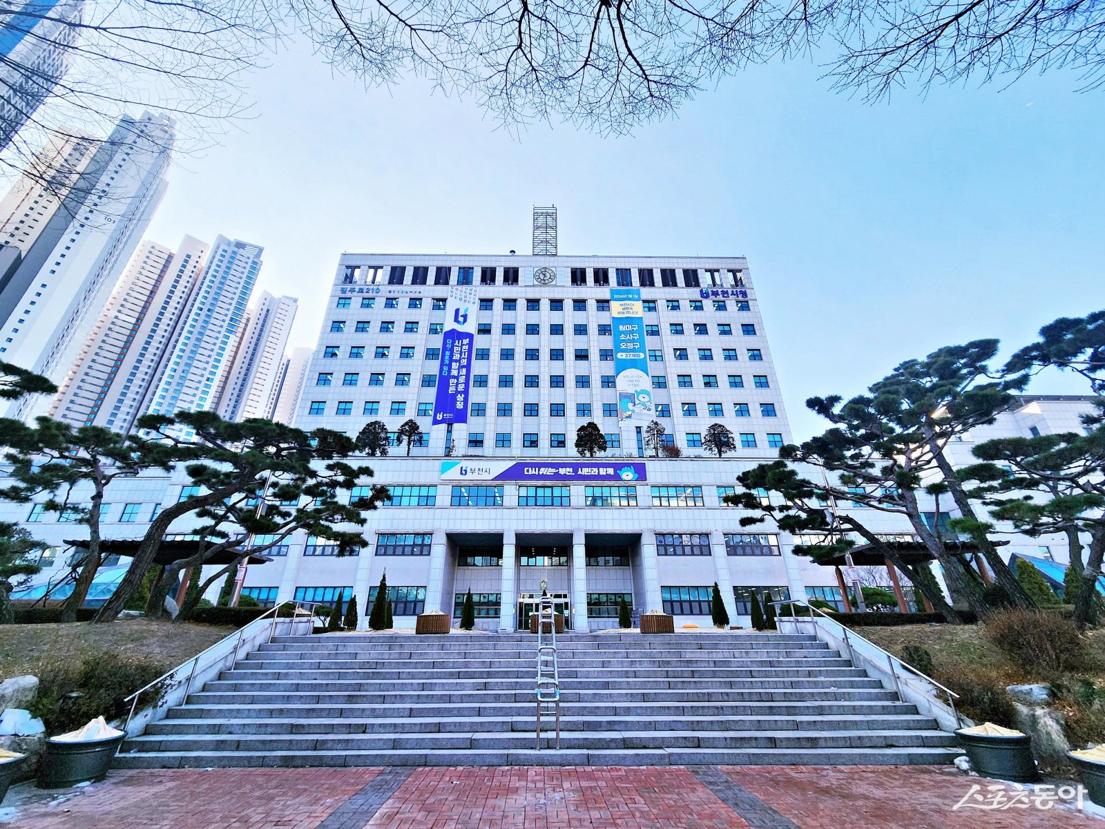 부천시는 지난 27일 ‘누구나 돌봄’ 사업의 안정적인 추진을 위해 공개 모집으로 선정된 14개 서비스 제공기관과 업무협약을 체결하고 협력체계를 구축했다(부천시청 전경). 사진제공｜부천시