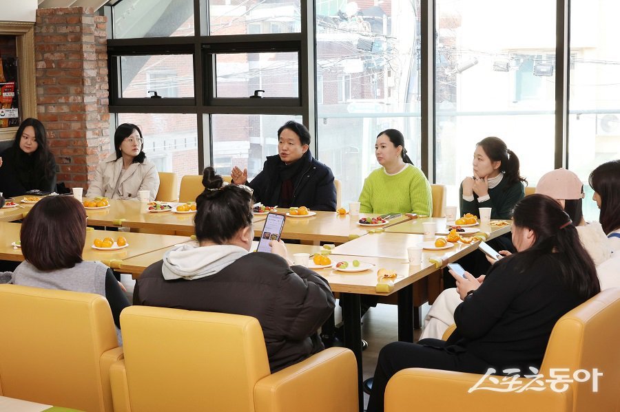 김찬진 동구청장이 ‘동구랑 스틸랜드’를 방문해 겨울방학 생활체육활동 프로그램의 운영 현황을 점검했다. 사진제공｜인천 동구청