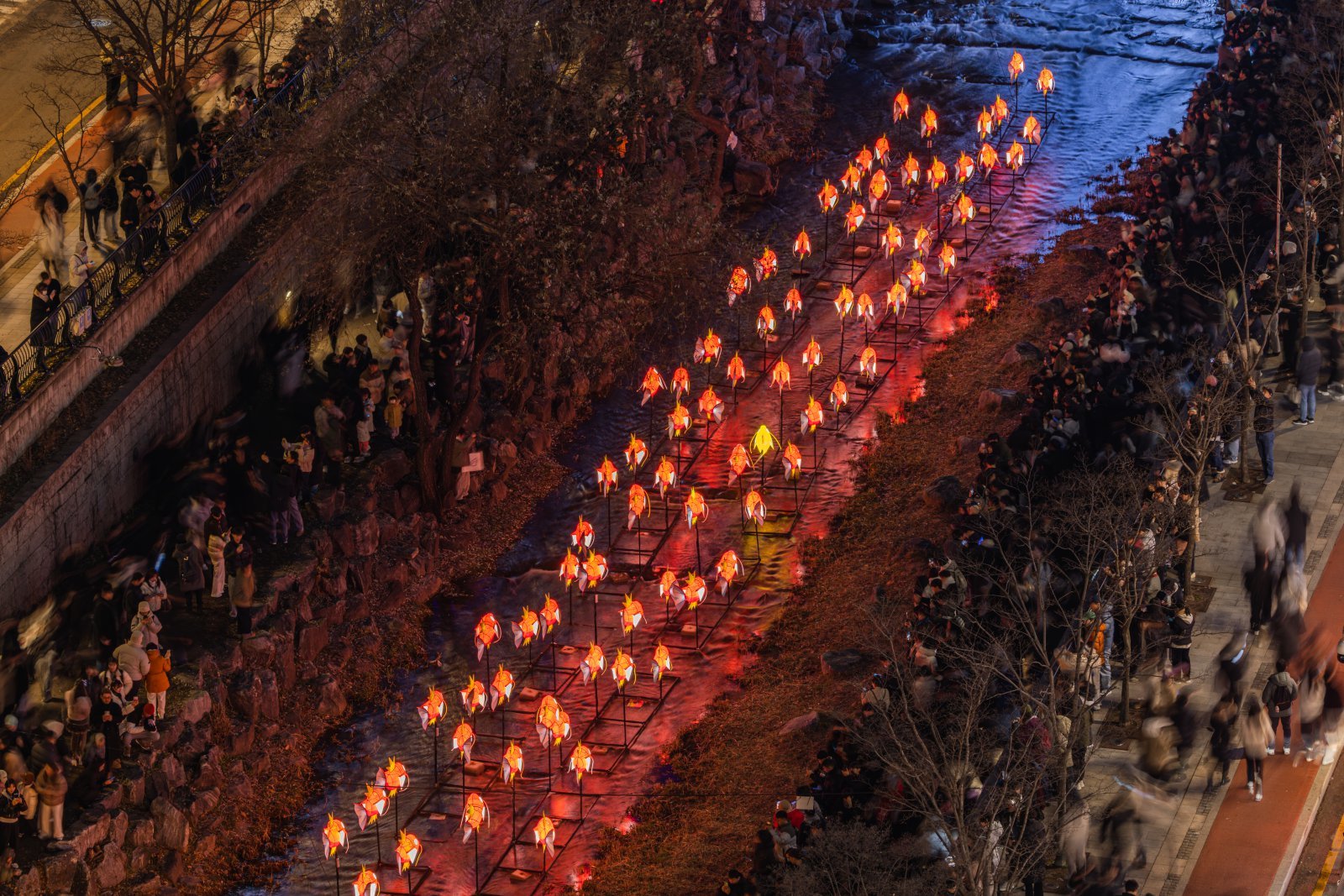 I LOVE 잉어킹 조형물을 보기 위해 모인 관광객