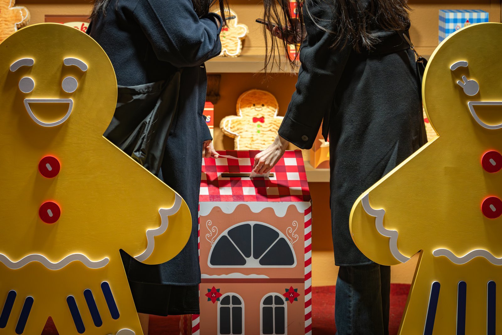 진저브레드맨에게 소원 편지 접수하기 프로그램에 참여하는 관광객