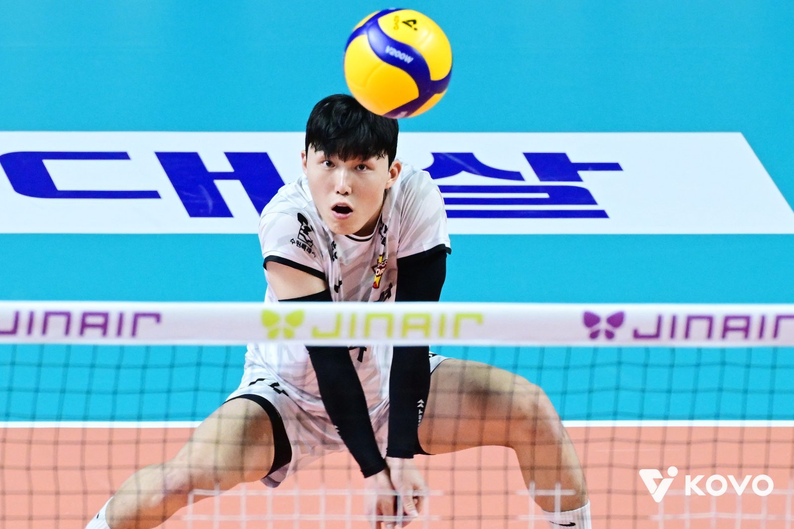 한국전력 장지원이 2일 우리카드와 원정경기 도중 공을 리시브하고 있다. 사진제공|KOVO