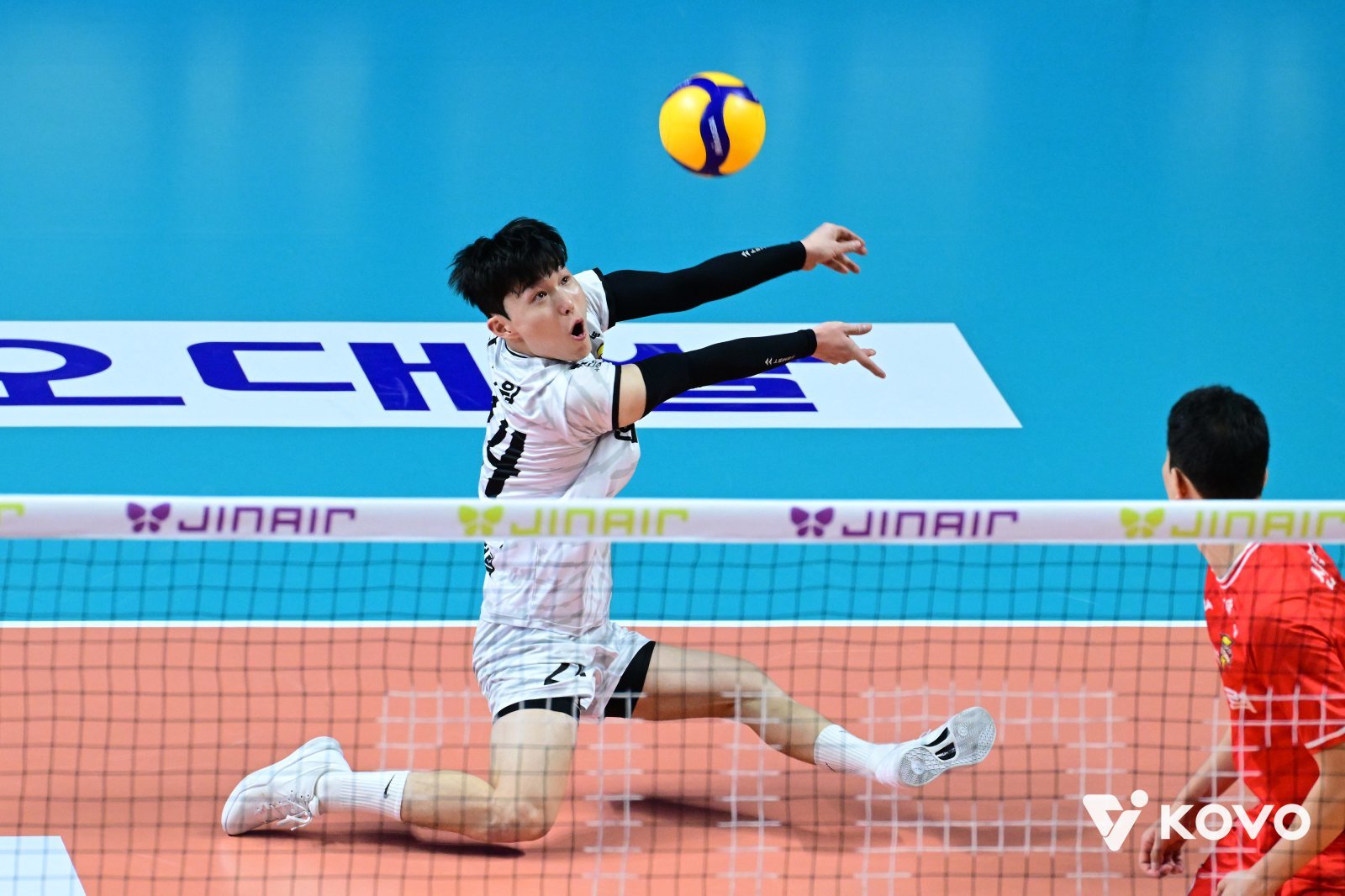 한국전력 장지원이 2일 우리카드와 원정경기 도중 공을 리시브하고 있다. 사진제공|KOVO