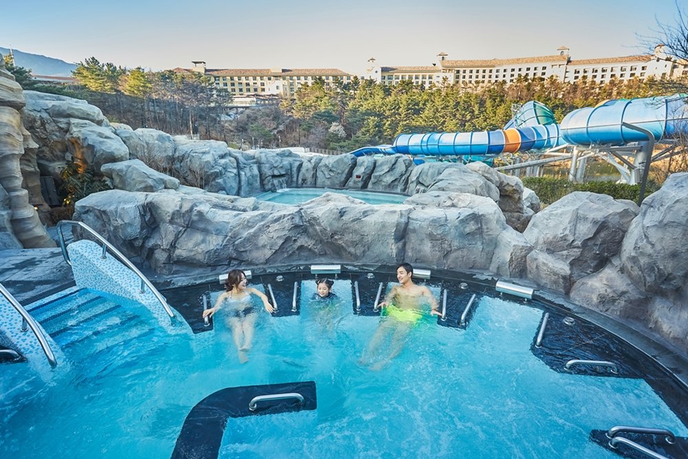 가족 고객이 설악 워터피아 스파밸리 ‘블루라군’에서 물놀이를 즐기고 있다