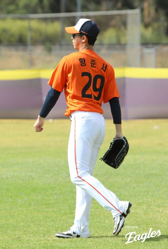 한화 황준서가 호주 멜버른에서 열리고 있는 팀 스프링캠프서 캐치볼 훈련을 진행하고 있다. 황준서는 이번 캠프에서 커브와 슬라이더 완성도를 높이는 데 집중하고 있다. 주무기인 포크볼 비율을 대폭 줄이는 게 올해 목표다. 사진제공|한화 이글스