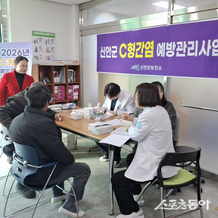 신안군이 비금면 주민을 대상으로 C형간염 퇴치사업을 추진한다고 3일 밝혔다. 사진제공=신안군
