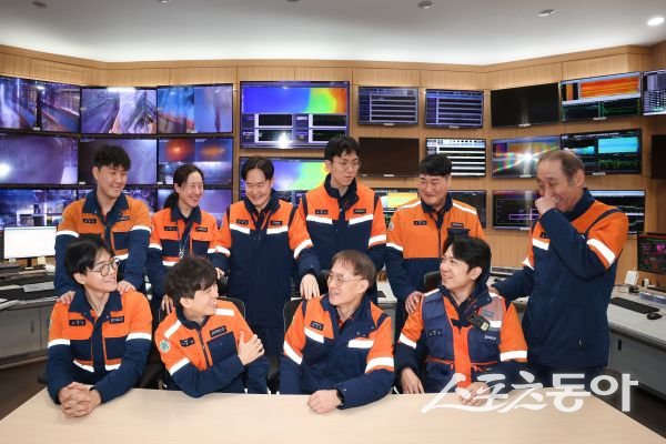 인공지능(AI) 기반 소결 공정 스마트 제어 시스템을 개발한 포항제철소 제선부 및 기술연구원 공정DX연구소 직원들의 모습. 사진제공ㅣ포스코