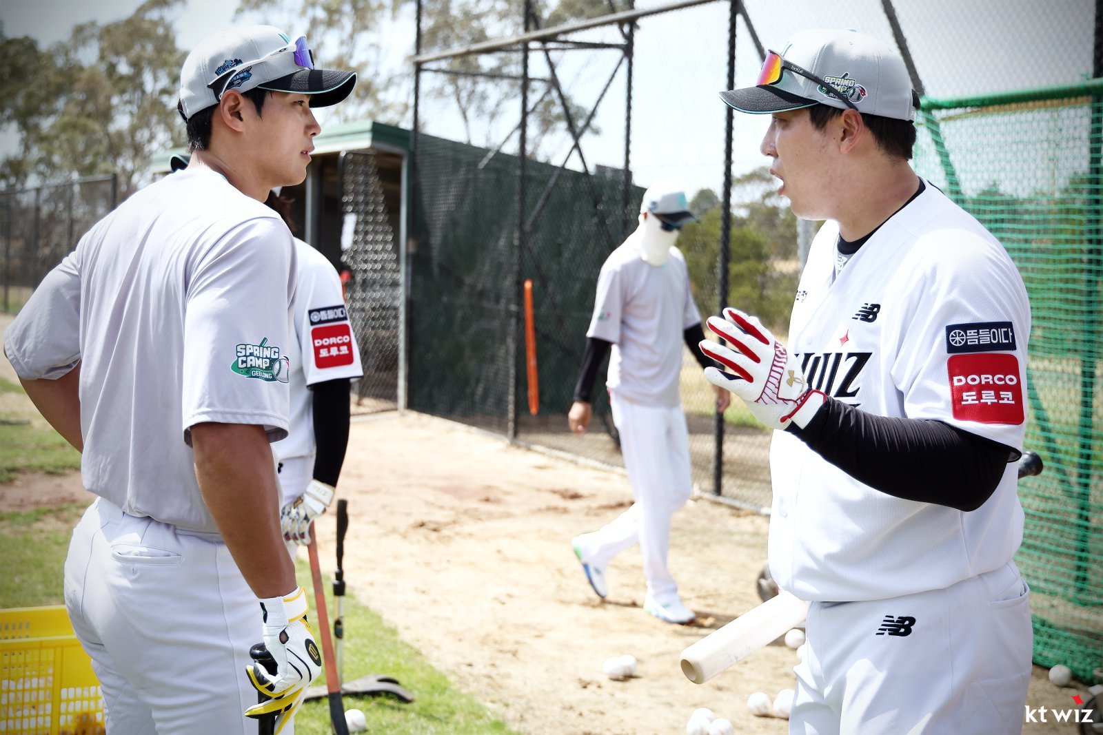 KT 김현수(오른쪽)가 지난달 29일 호주 질롱 베이스볼 센터에서 열린 스프링캠프 도중 장진혁과 대화하고 있다. 사진제공|KT 위즈