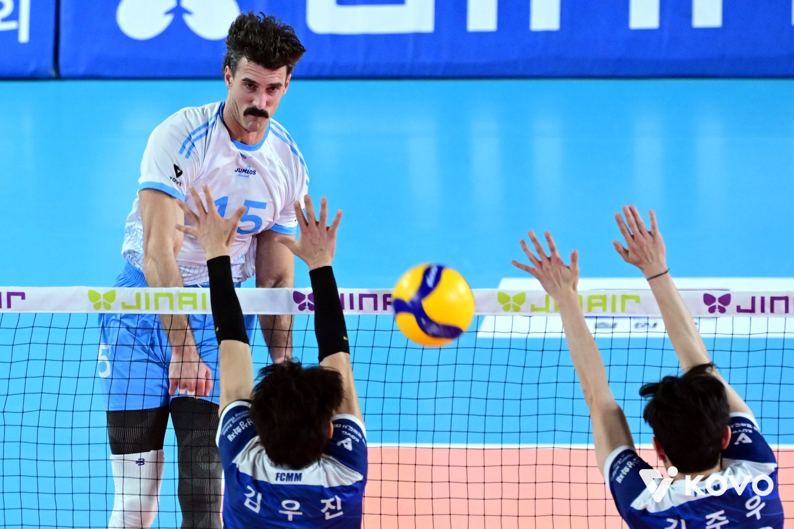 대한항공 외국인 공격수 러셀(왼쪽)이 3일 대전충무체육관서 열린 V리그 남자부 경기에서 삼성화재 블로킹을 피해 스파이크 공격을 성공시키고 있다. 사진제공|KOVO