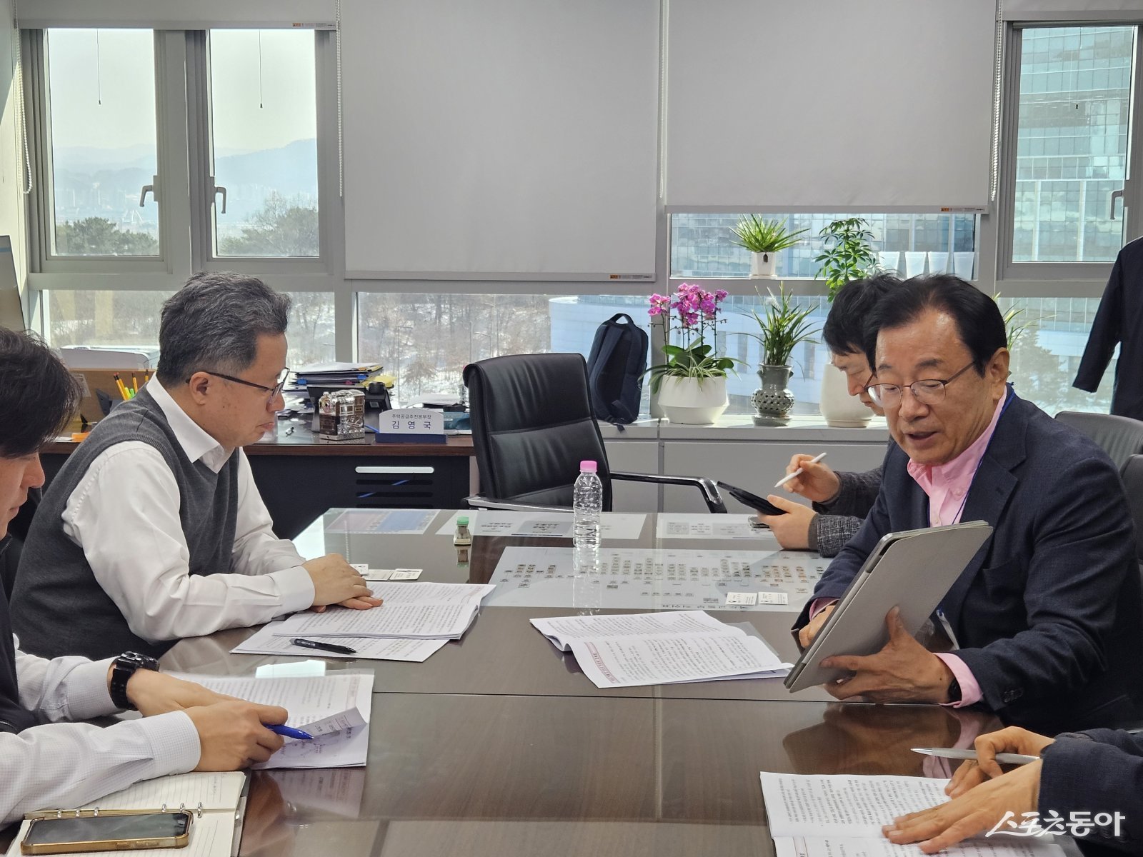 이현재 하남시장은 지난 2월 2일 김영국 국토교통부 주택공급추진본부장을 만나 교산신도시의 정부 약속 이행과 위례신사선 하남 연장 등 지역의 장기 현안 해결을 강력히 요청했다. 사진제공｜하남시