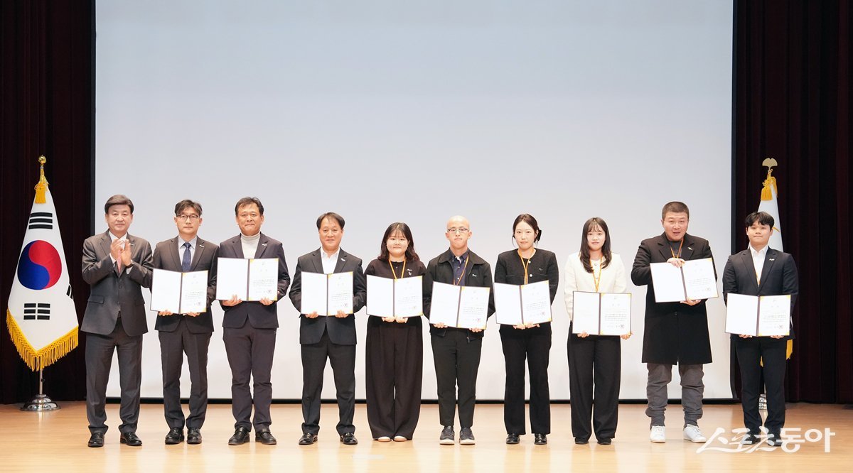 경기광주시는 지난 2일 ‘2025년 민원 처리 실적 점수제’ 운영 결과를 바탕으로 우수 공무원과 우수 부서를 선정해 시상했다. 사진제공｜광주시