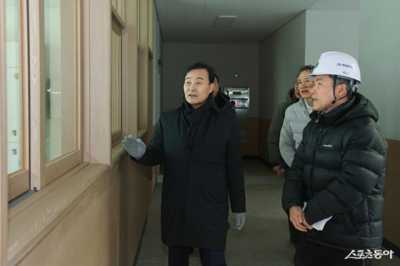 김성제 의왕시장은 지난 2월 2일 다음 달 개교를 앞둔 의왕푸른초등학교와 백운호수중학교의 막바지 공사 현장을 방문해 개교 준비 상황을 점검했다. 사진제공｜의왕시