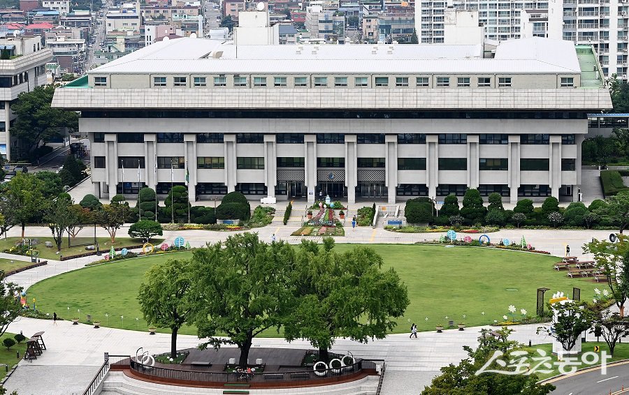 인천광역시(시장 유정복)는 농수산식품국 내에 ‘식품산업과’를 신설하고, 변화하는 농식품 환경과 시민 먹거리 수요에 선제적으로 대응하는 한편 지역 농식품 산업 전반의 경쟁력 강화에 나선다(인천시청 전경). 사진제공｜인천시