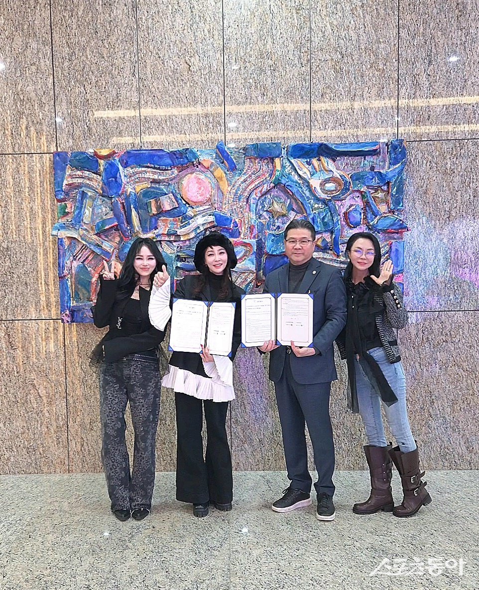 아시아문화콘텐츠개발원이 시니어 걸그룹 ‘욜로’의 호남권 활동을 지원하기로 하고 업무협약을 체결했다. 사진제공|김민영 기자