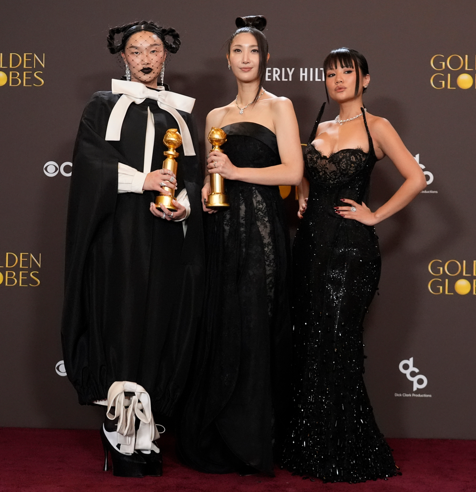 [베벌리힐스=AP/뉴시스] 가수이자 작곡가 이재(EJAE, 가운데)가 11일(현지 시간) 미 캘리포니아주 로스앤젤레스 베벌리힐스의 베벌리 힐튼에서 열린 제83회 골든글로브 시상식에서 케이팝 데몬 헌터스(케데헌) 주제가 ‘골든’으로 최우수 주제가상을 받은 후 기자실에서 오드리 누나(왼쪽), 레이 아미와 함께 기념 촬영하고 있다. 2026.01.12.