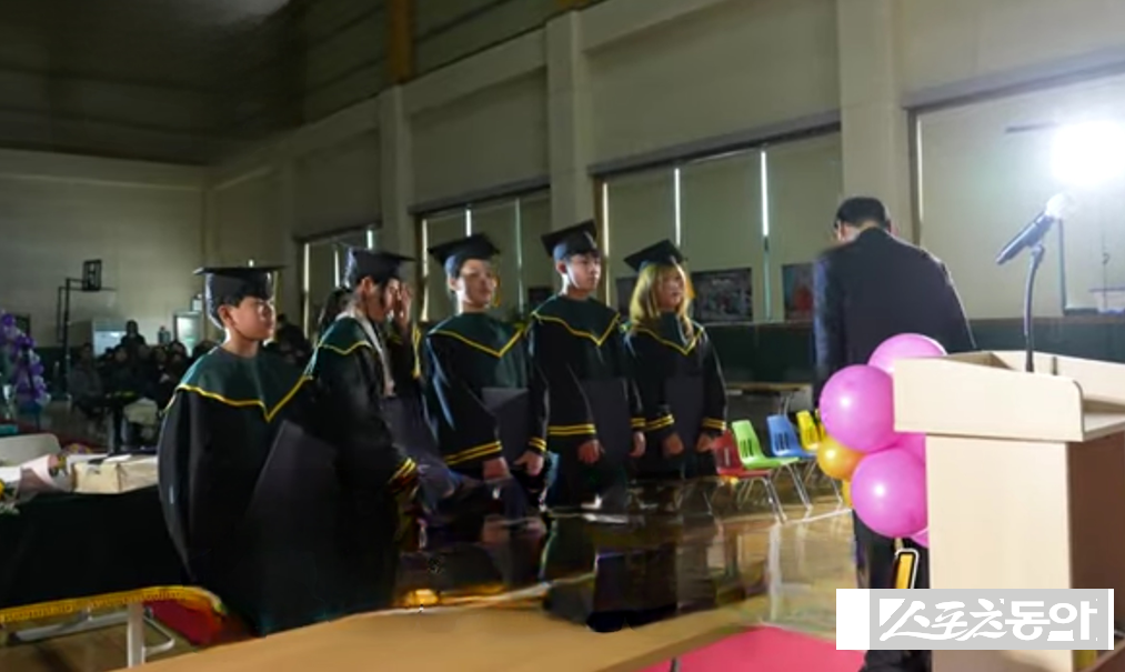 구례 중동초는 최근 교내에서 전교생과 학부모가 참석한 가운데 ‘2025학년도 졸업축제 및 졸업식’을 개최했다. 사진제공|독자제공