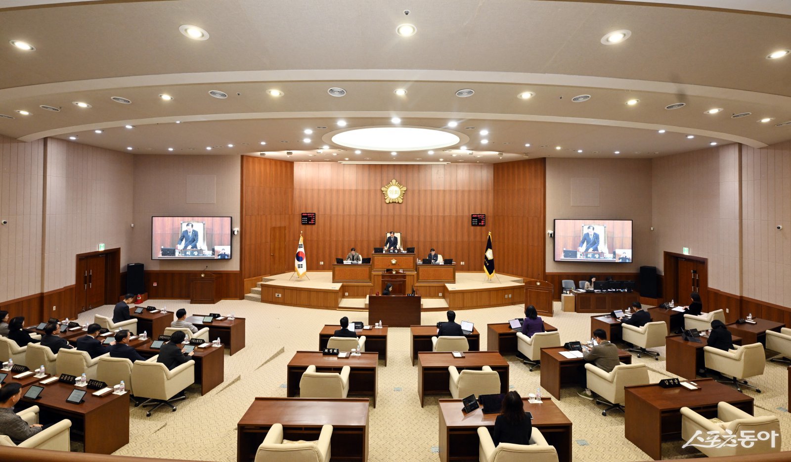 김연균 의장이 3일, 제341회 임시회 제2차 본회의를 폐회를 선언하고 있다. 사진제공ㅣ의정부시 