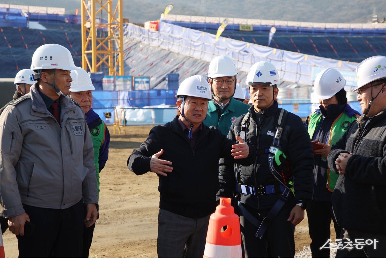주광덕 시장은 3일 진접읍 연평리 왕숙지구 A1블럭 공사현장를 점검하고 있다. 사진제공ㅣ남양주시