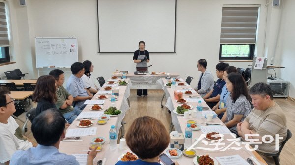 봉화군이 도시재생사업의 일환으로 지역 상인을 대상으로 밀키트 개발 교육을 하고 있다. 사진제공 ㅣ 봉하군