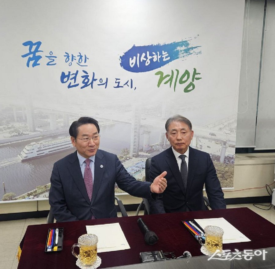 유정복 인천시장이 계양구청를 방문해 구정 주요 현안을 공유하며 출입기자들과 간담회를 진행하고 있다. 사진｜박미정 기자