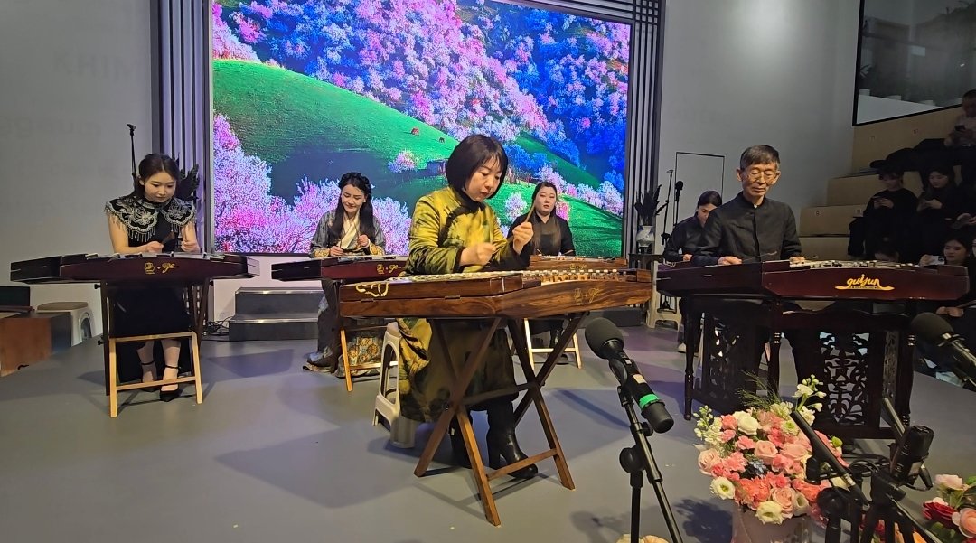 류웨닝 중앙음악원 교수(앞줄 왼쪽)와 중국 양친반의 연주 모습.